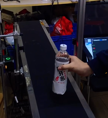 流水線側面安裝智能讀碼器，數據自動比對，掃碼成功綠燈亮，掃不上 / 混料立即紅燈報警 + 停機，從源頭防錯料，提升生產效率.png